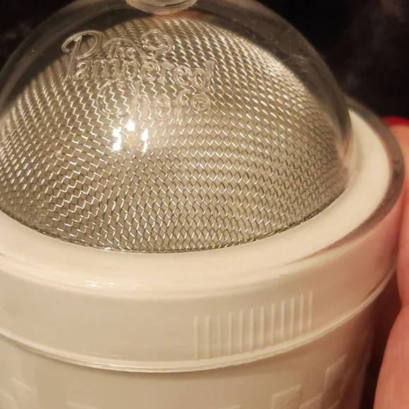 The Pampered Chef ~ Flour Sugar Shaker - Picture 3 of 4